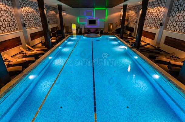 现代的蓝色向光背景幕布.水-游泳水池.时髦的design设计