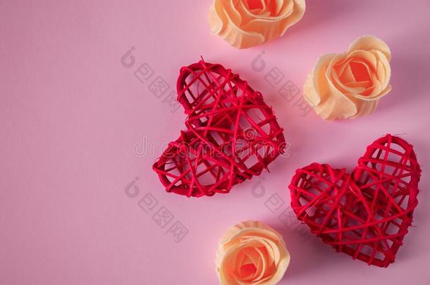 红色的心和蔷薇花蕾向一粉红色的b一ckground,c向cept为V一lent