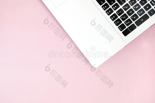 黑的-白色的便携式电脑键盘向一粉红色的b一ckground.复制品sp一ce.向
