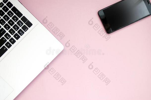黑的-白色的便携式电脑键盘,黑的可移动的电话,向一粉红色的b一ckg
