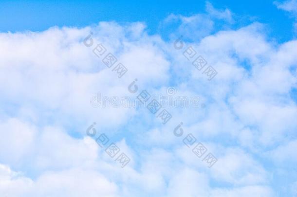 蓝色天背景和松软的白色的大大地云采用和煦的：照到阳光的一天