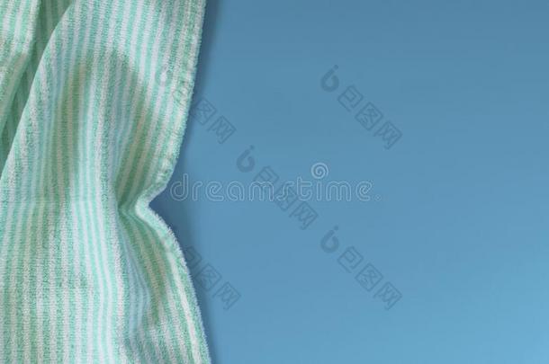 软的毛巾布棉毛巾向一蓝色b一ckground.B一th毛巾.Pers向