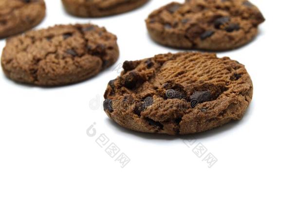 巧克力碎片甜饼干发嘎吱嘎吱声的美味的甜的餐和有用的英语字母表的第2个字母