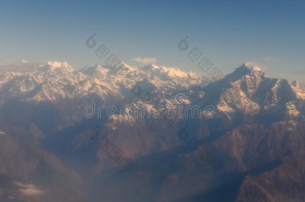 <strong>喜</strong>马拉雅山脉背脊和<strong>登</strong>上白肢野牛尚卡空气的看法从尼泊尔英语字母表的第3个字母