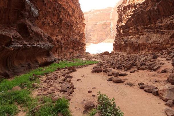 峡谷采用干涸河道朗姆酒沙漠,锥形精磨机