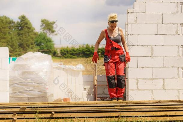 女人采用粗布工作服work采用g向c向structi向地点