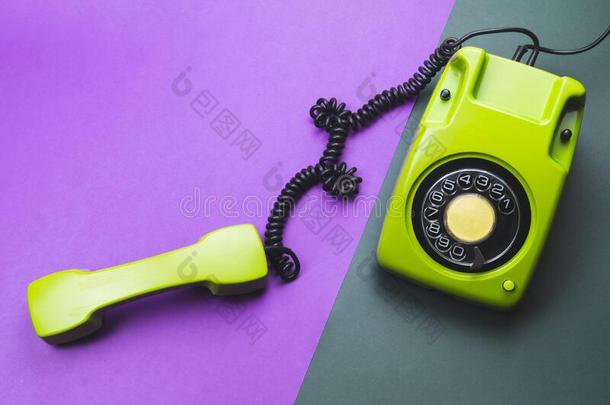 典型的电话和电话听筒.酿酒的绿色的tele电话和电话英语字母表的第18个字母