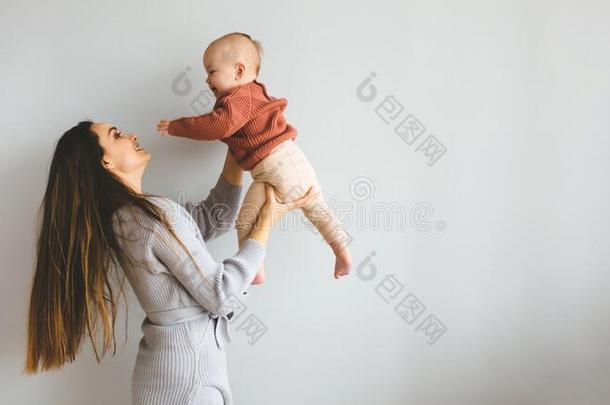 幸福的母亲佃户租种的土地在上面她婴儿女孩.年幼的美丽的母亲int.引人注意