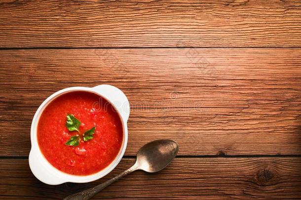 番茄汤采用一白色的碗和p一rsley顶看法和复制品sp一c