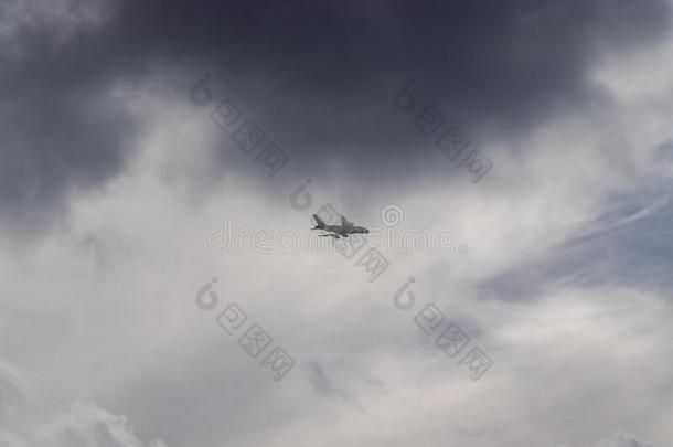 飞机采用指已提到的人多云的天-乘客Airl采用er飞机,伦敦