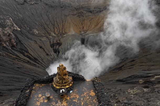 登上止头痛药火山里面的指已提到的人火山口看法向爪哇ind向esia