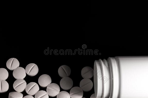 白色的医学的药丸和药片和瓶子