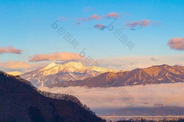 空气的看法关于下雪的山小山和早晨薄雾或雾在