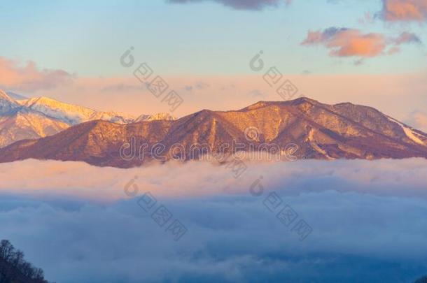 空气的看法关于下雪的<strong>山</strong>小<strong>山</strong>和早晨薄<strong>雾</strong>或<strong>雾</strong>在