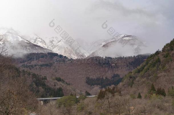 空气的看法关于下雪的<strong>山</strong>小<strong>山</strong>和早晨薄<strong>雾</strong>或<strong>雾</strong>机智