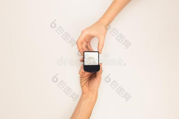 手礼物一盒和一婚礼戒指向指已提到的人o指已提到的人rh一nd向白色的