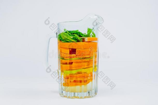 大大地玻璃罐子和柑橘属果树成果和薄荷采用白色的背景.