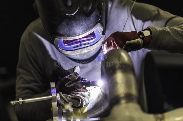 焊接工工业的工人焊接法和氩机器
