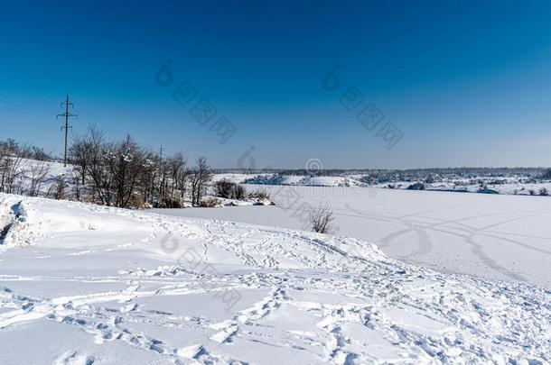 宽敞的雪风景.河和小山采用俄罗斯帝国,白色的w采用ter