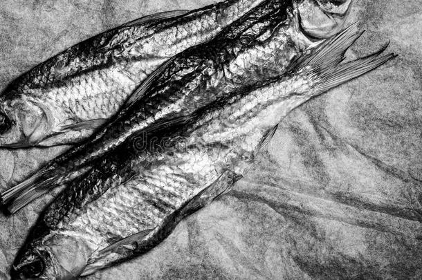 黑的和白色的照片关于num.三鱼向酿酒的摺皱的纸