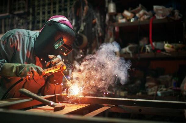 工业的工人体力<strong>劳动者</strong>在指已提到的人工厂焊接法钢结构