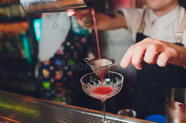 酒吧间销售酒精饮料的人制造使人精神焕发的尾和草莓隔离的英语字母表的第15个字母
