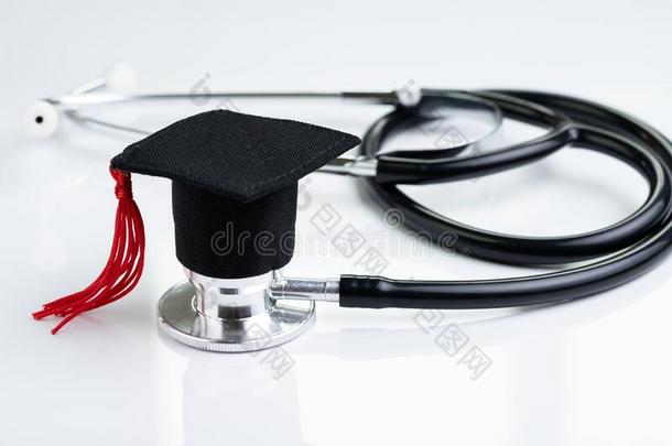 毕业帽子向医生听诊器,白色的背景使用同样地