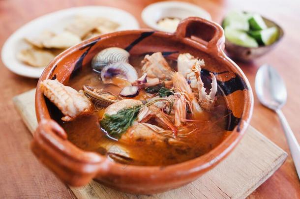 墨西哥人海产食品汤,卡祖埃拉dem一nd需要马里科斯采用墨西哥是（be的三单形式一碗关于