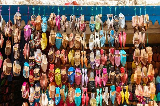 多彩的传统的手工做的鞋子