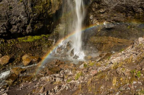 彩虹跨度穿过基础关于瀑布
