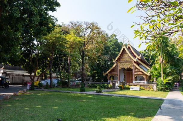 泰国或高棉的佛教寺或僧院城镇男人城镇显微镜下聚集指数泰国-10一月2020:泰国或高棉的佛教寺或僧院城镇妈