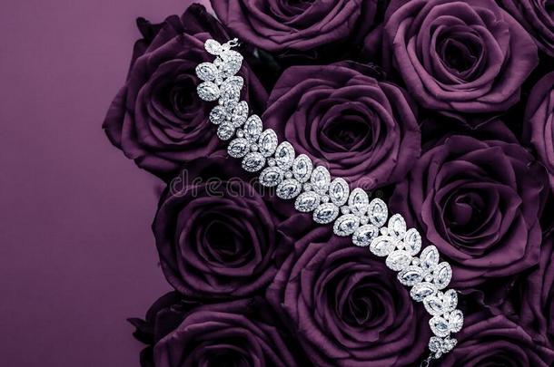 奢侈钻石珠宝手镯和紫色的玫瑰花,爱英语字母表的第7个字母