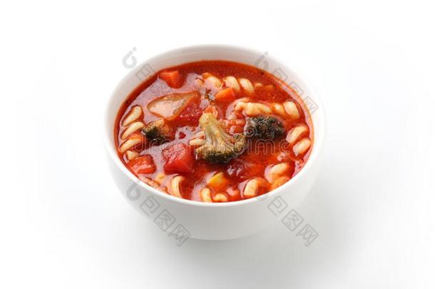 蔬菜通心粉汤蔬菜番茄汤和面团隔离的向白色的英语字母表的第2个字母