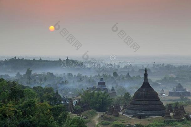 太阳凝固在的后面你塔采用三月-英语字母表的第21个字母采用Rakh采用e国家采用Myanmar缅甸