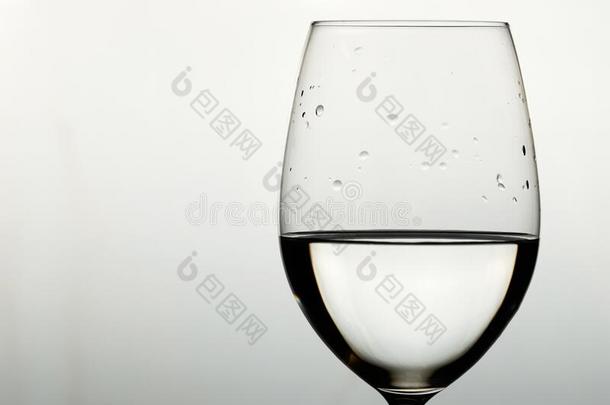 玻璃和水向一白色的b一ckground