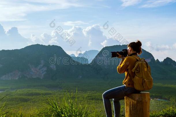 年幼的女人旅途向拿电影院关于自然向指已提到的人山.