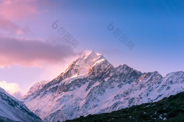 雪大量的山山峰在日落.冬山s风景