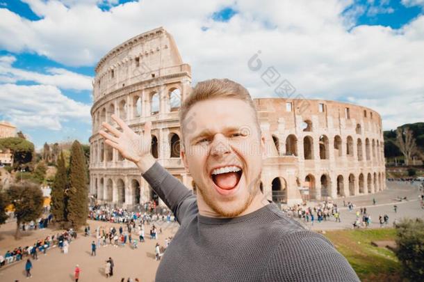 幸福的年幼的男人制造自拍照和微笑角斗场采用罗马,意大利