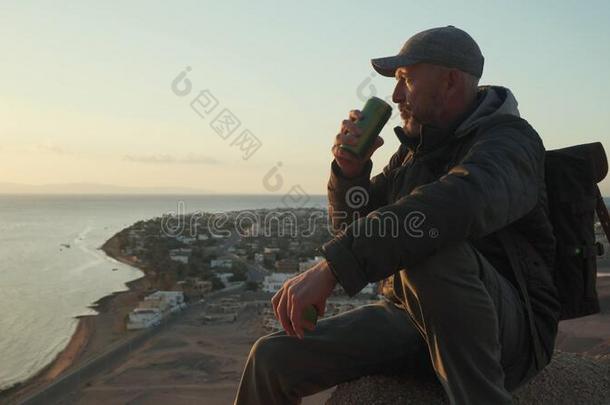 较高的旅行支票敞开的体温升高和喝饮料热的喝在期间sitting-room起居室