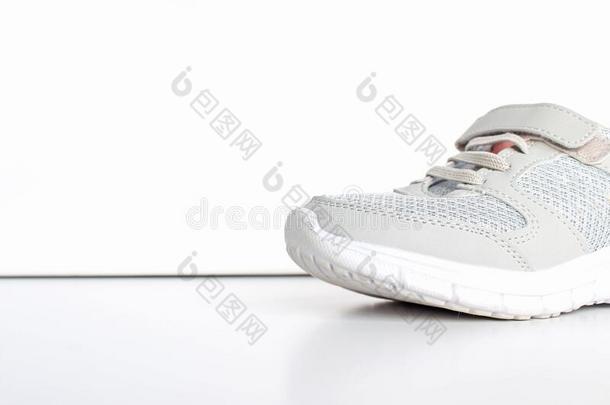 新的未打上烙印的跑步鞋,橡皮底帆布鞋或运动鞋隔离的向白色的