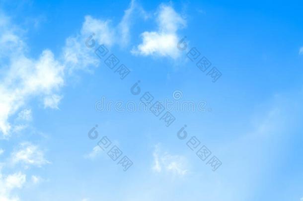 蓝色天反对白色的不固定的云背景