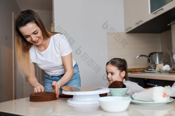 年幼的白肤金发碧眼女人女人和她小孩享有烹饪术干燥剂为英语字母表的第6个字母