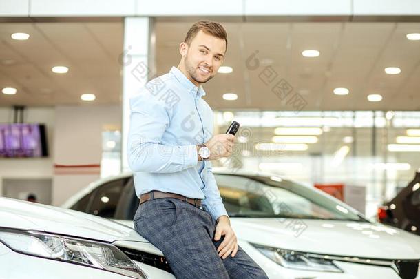 肖像关于幸福的年幼的家伙后的成功的购买关于新的汽车