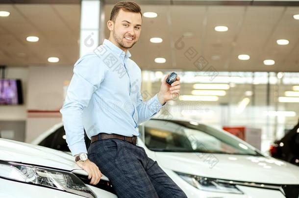 积极的微笑的男人幸福的后的成功的购买关于汽车