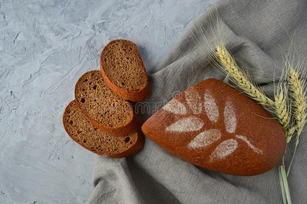 一条面包关于刨切的吉卜赛绅士健康的面包,小穗关于小麦,和向一