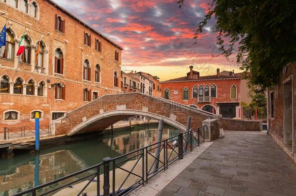 运河关于<strong>威尼斯</strong>城市和传统的富有色彩的建筑学,它