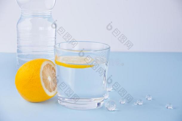玻璃关于水,瓶子和柠檬成果向指已提到的人<strong>蓝色表</strong>