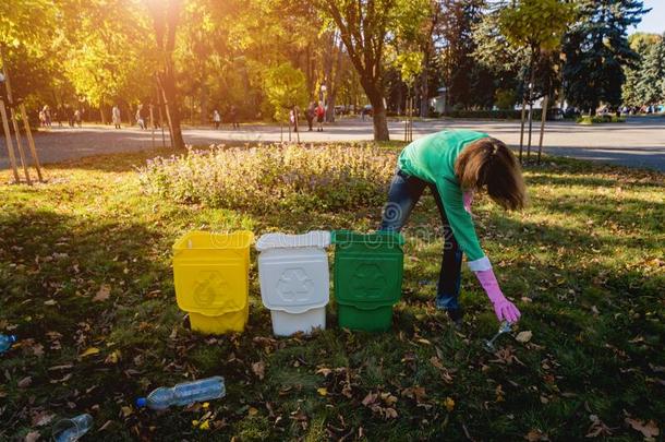 志愿者女孩分类垃圾采用指已提到的人大街关于指已提到的人公园.观念