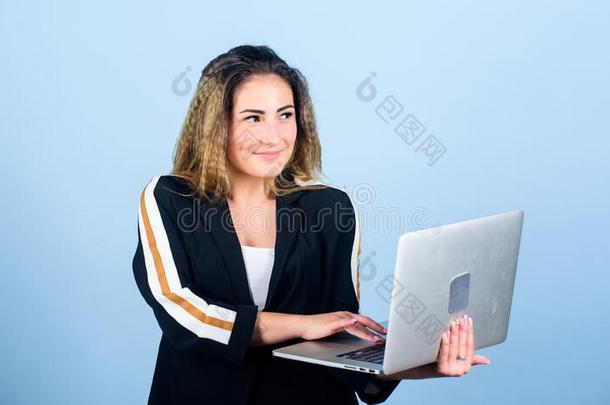 软件开发者.在线的遥远的工作.女孩和便携式电脑计算机
