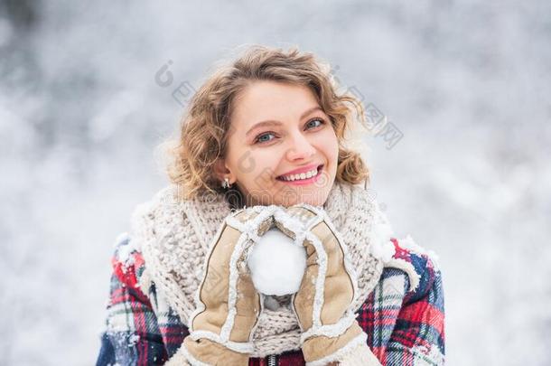 使摆姿势为照片.树大量的白色的雪.女孩aux.用以构成完成式及完成式的不定式乐趣佩林